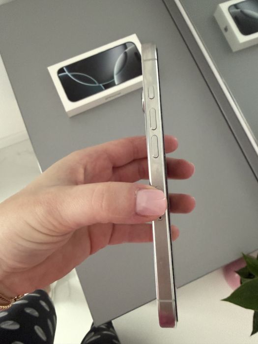 Vand telefon iphone 16 pro