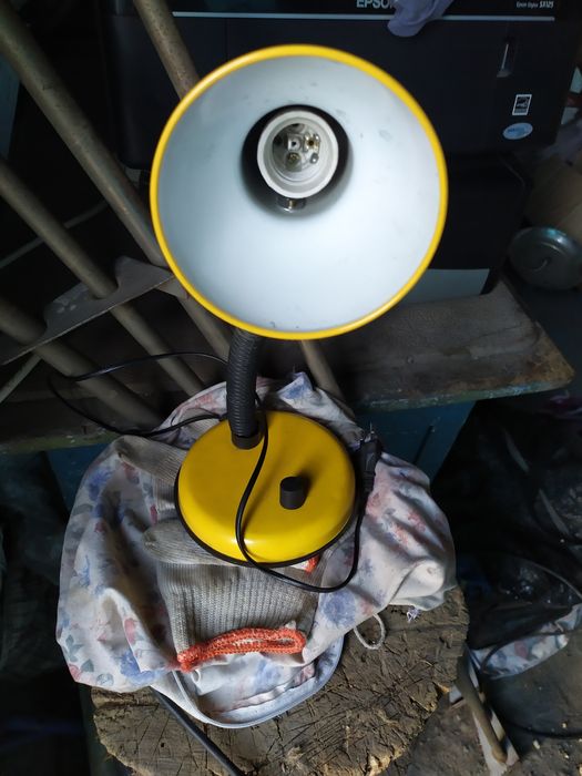 Продам настольный светильник.