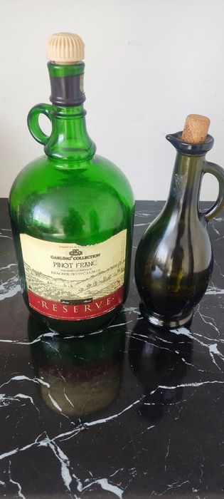 бутылку продам для вина объем 2 литра