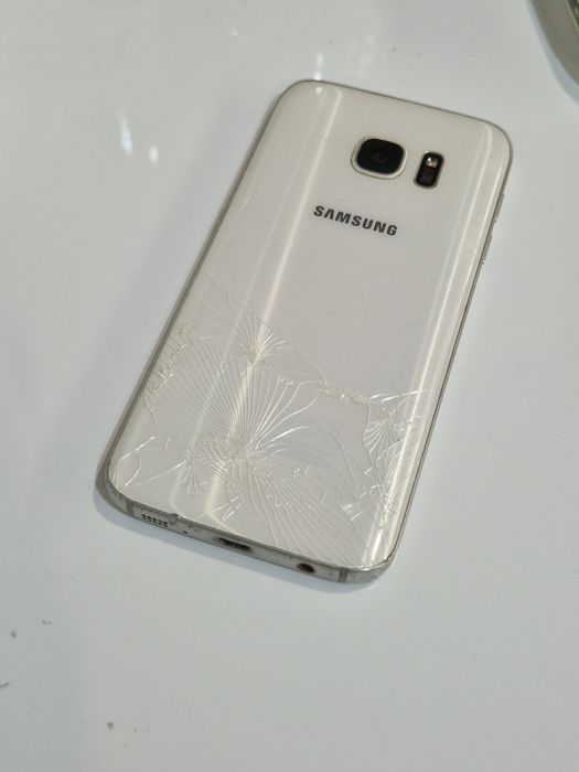 Telefon Samsung S7 cu spatele fisurat