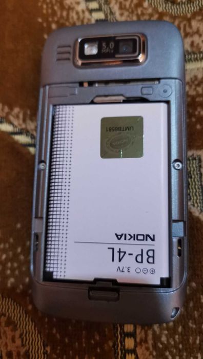 Vând Nokia E72 silver, nou, zero minute,  meniu limba română, cadou