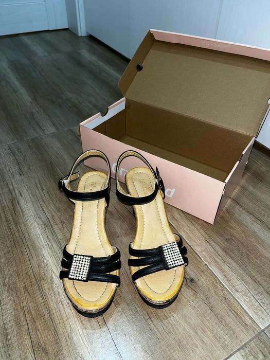 Дамски черни сандали с ток платформа