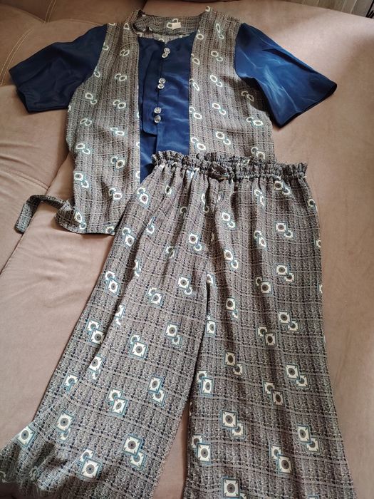 Продам женски летний костюм