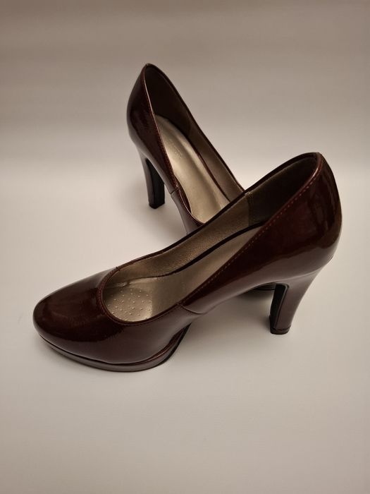 Pantofi lacuiti grena, cu platforma, de la CCC, marimea 37