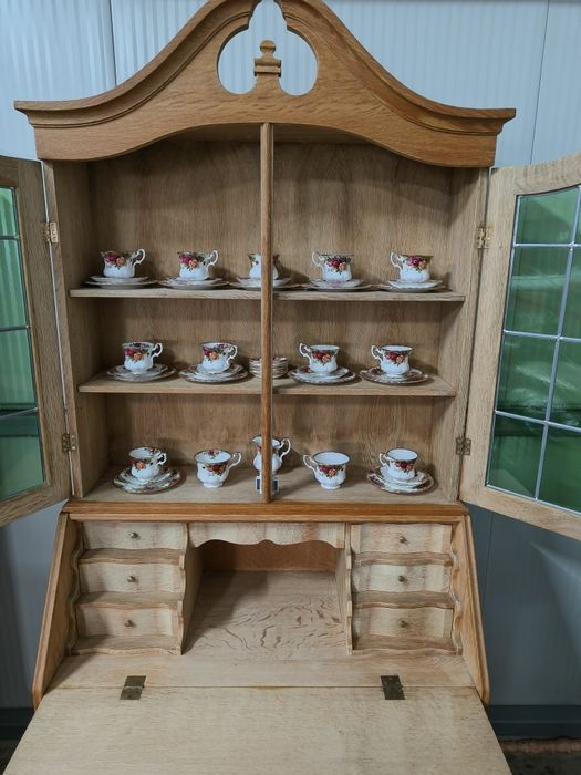 Дъбово писалище с надстройка с оловен витраж