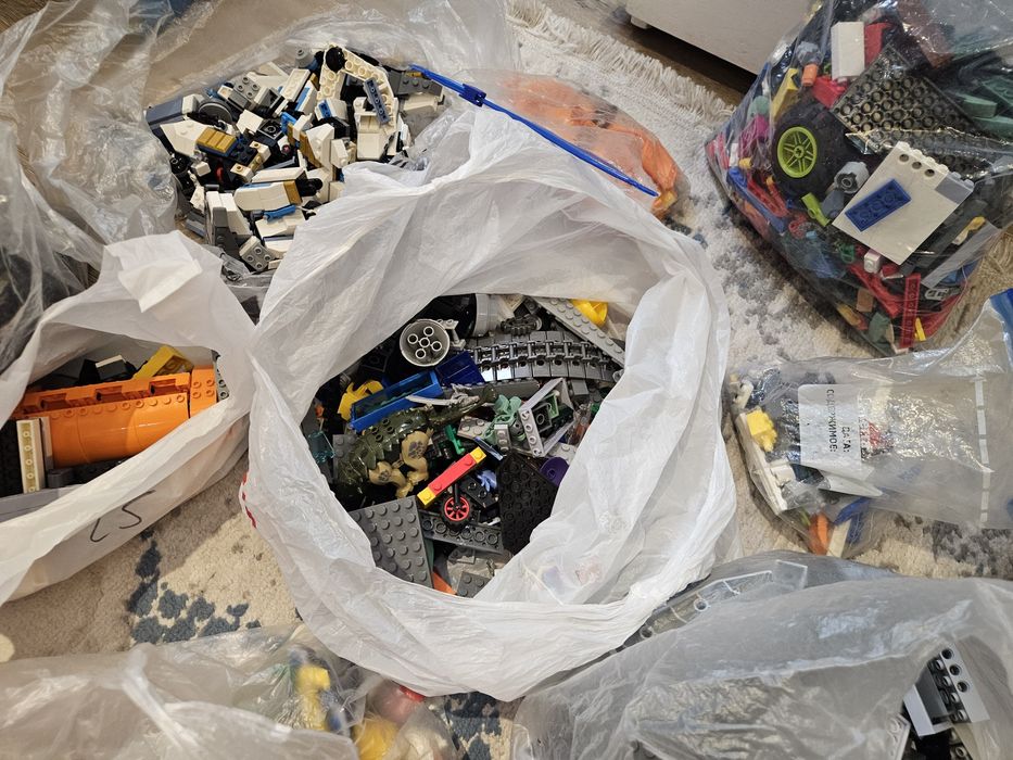 Продам более 2000 оригинальных деталей LEGO