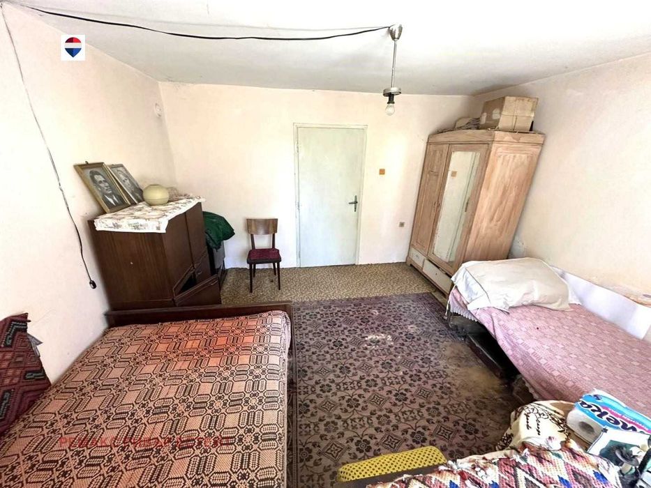 Къща на два етажа за продажба в с. Бръшлен
