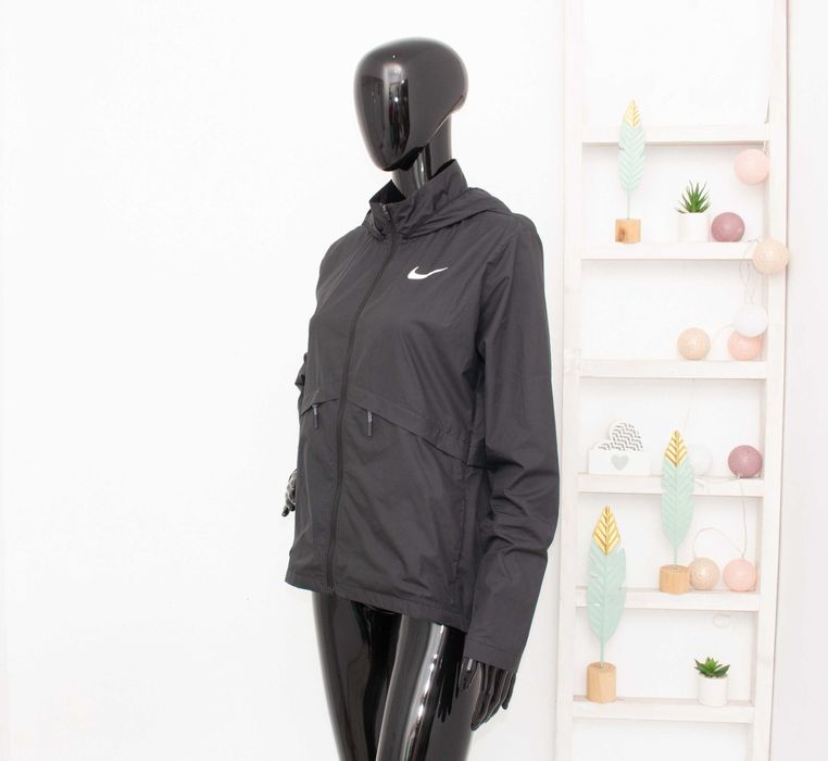 Nike Essential Packable дамско яке черно за бягане влагоотвеждащо М