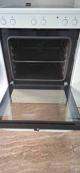 Свободно стояща печка ElectroLux - 4 котлона - Гаранция