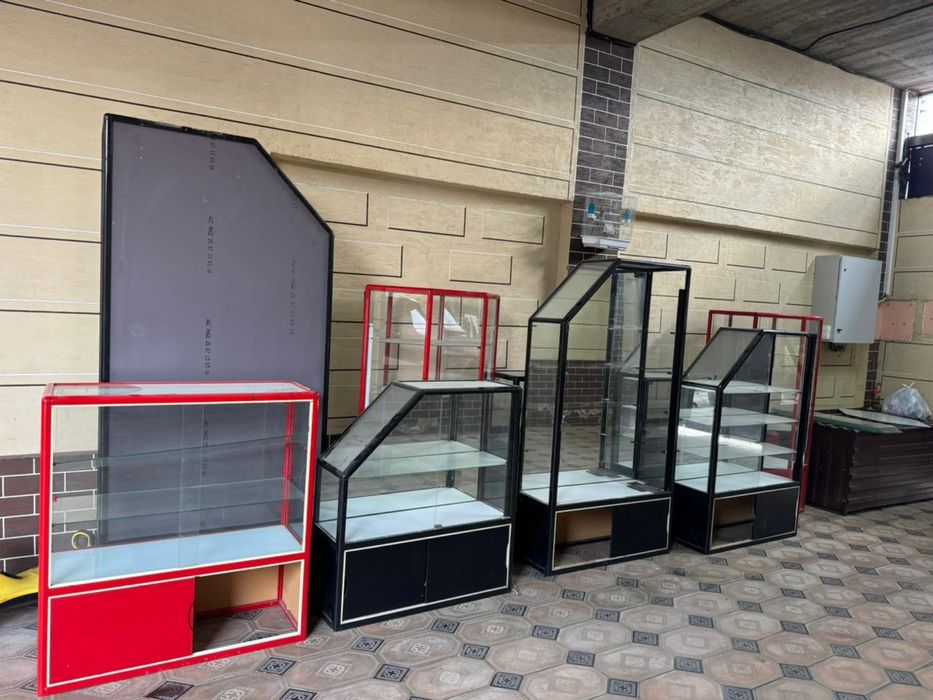 Продаются торговые витрины (б/у) в хорошем состоянии