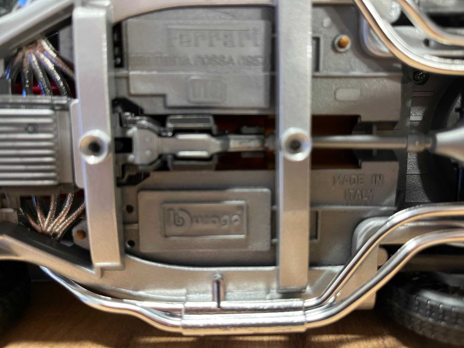 BBURAGO метална колекционерски  модел FERARRI 250 TESTAROSSA 1:18