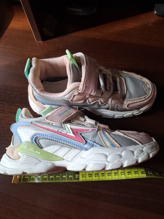 Кроссовки на девочку 5-6 лет