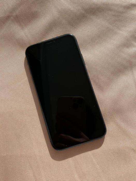 Продам айфон 11 на 128 гб