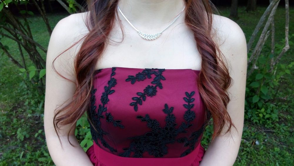 Рокля цвят бордо