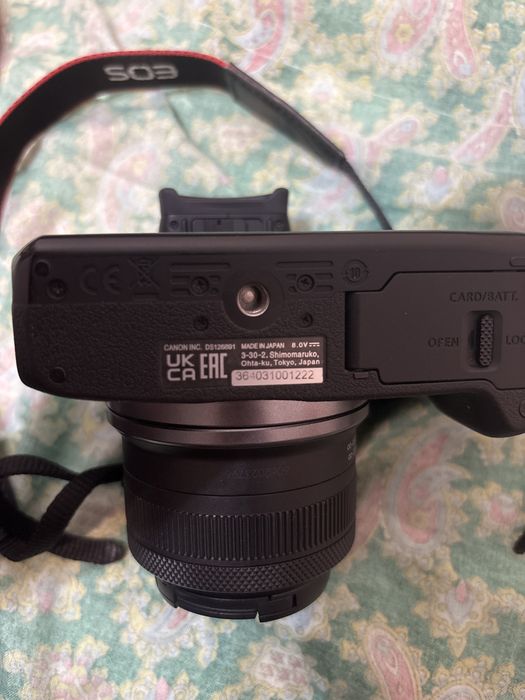 Canon  EOS  R100