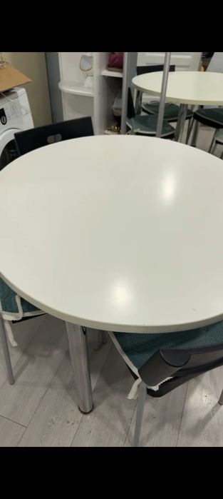 Продам Стол и стульями