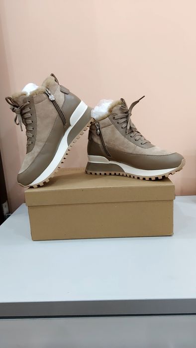 Женские кроссовки