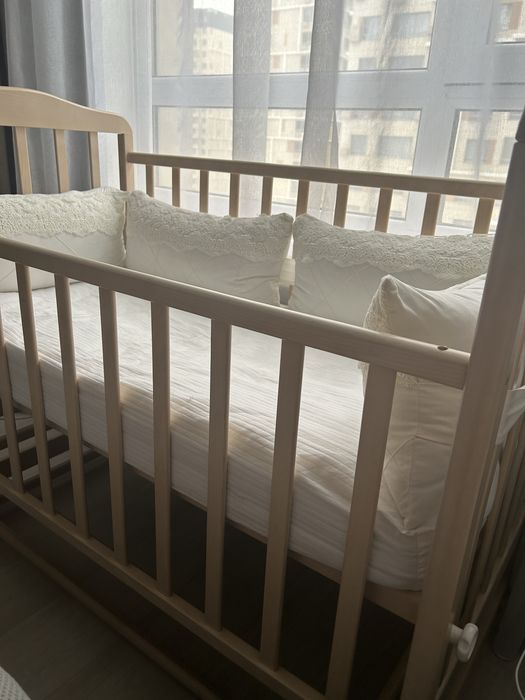 Манеж с бортиками и матрассом