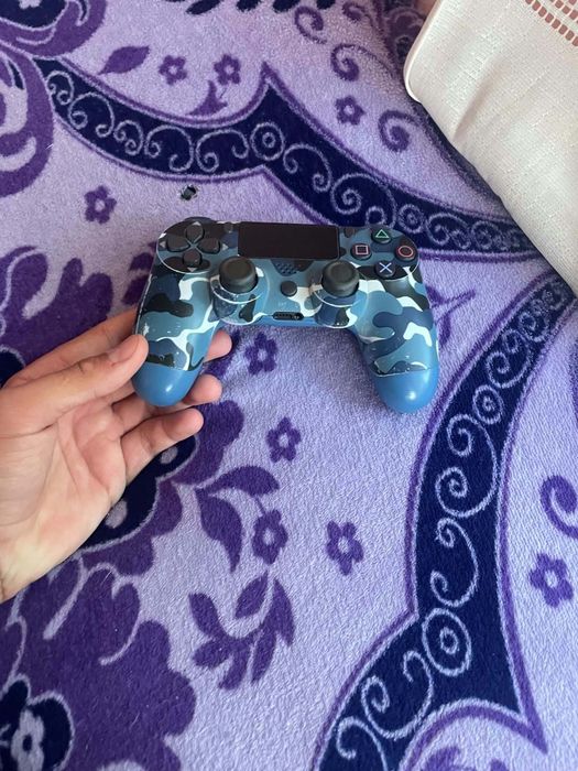 Продава се PS4 с 2 джойстика