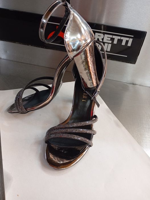 Sandale, pantofi eleganți