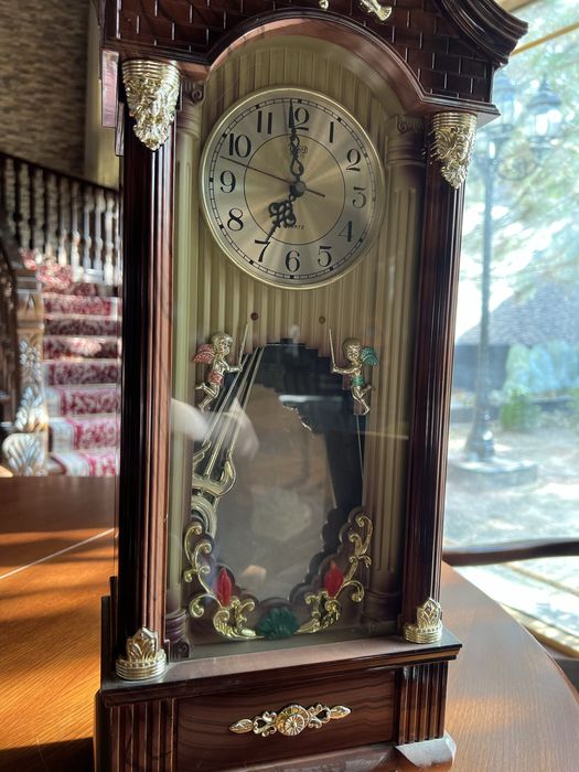 Настенные часы (кварцевые) с маятником и декоративными элементами