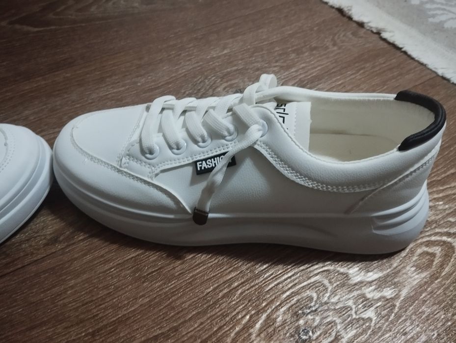 Продам кроссовки женские