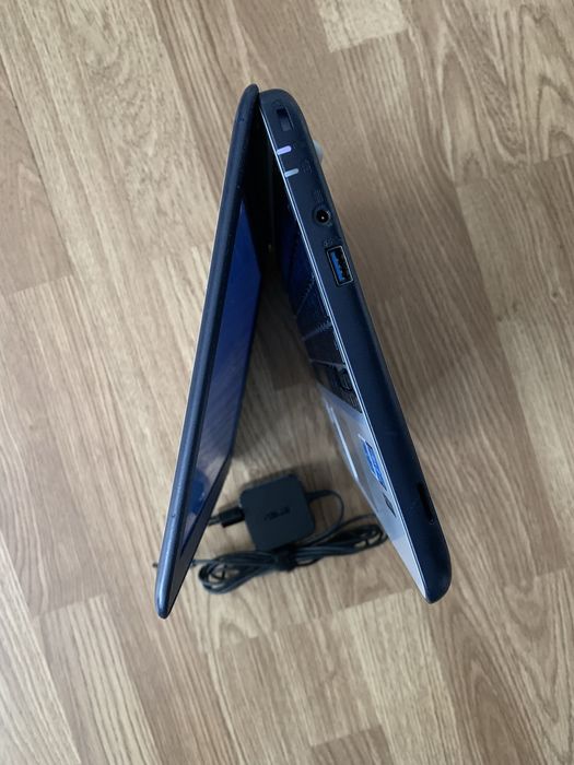 Laptop Asus Slim CheomeOs,Display 12 inch,4gb ram,baterie buna cu inca