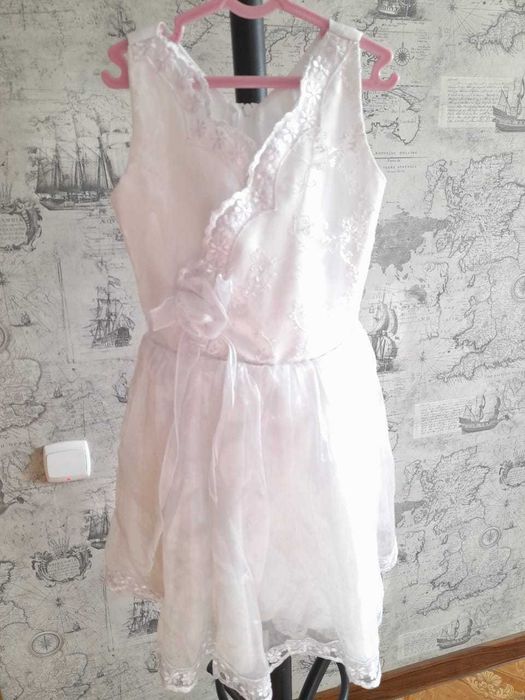 Продам белые, нарядные платья на девочку