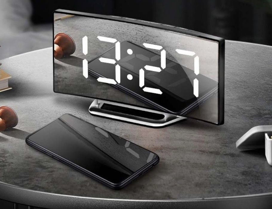 Мултифункционален настолен електронен часовник