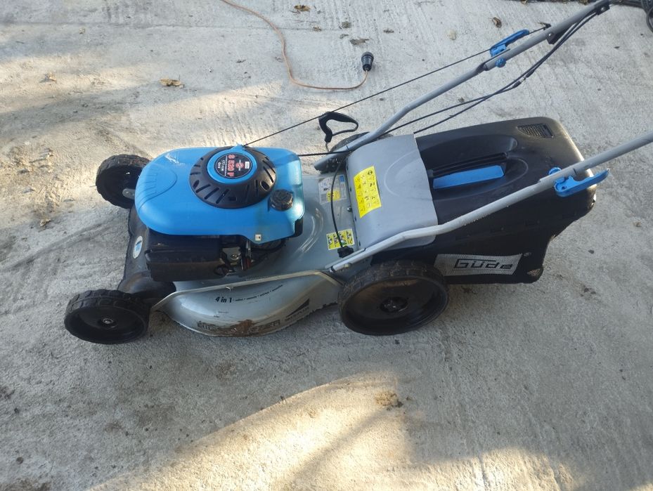 Бензинова самоходна косачка