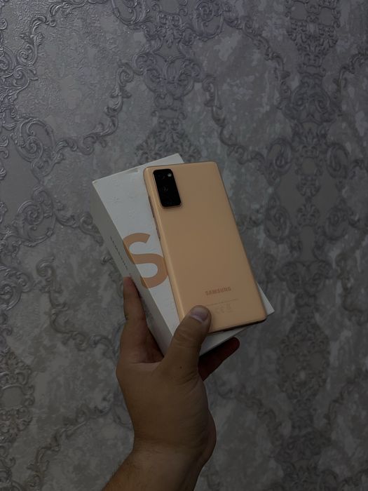 Samsung S20Fe.
