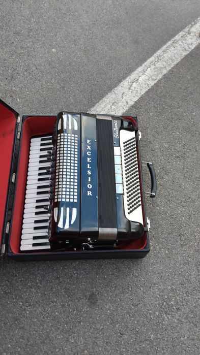 Vând acordeon Excelsior