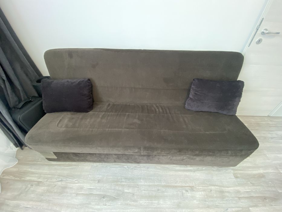 Vând canapea in stare foarte bună