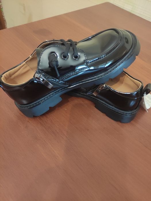 Обувь для мальчиков размер 33 и 34.