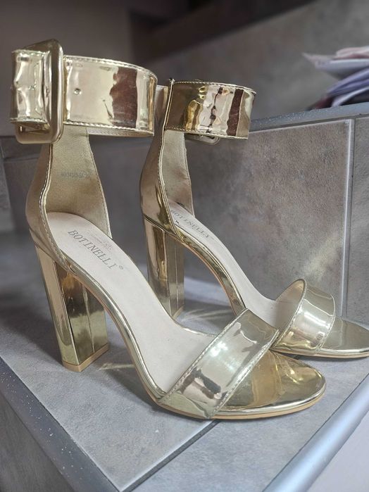 Високи златисти сандали