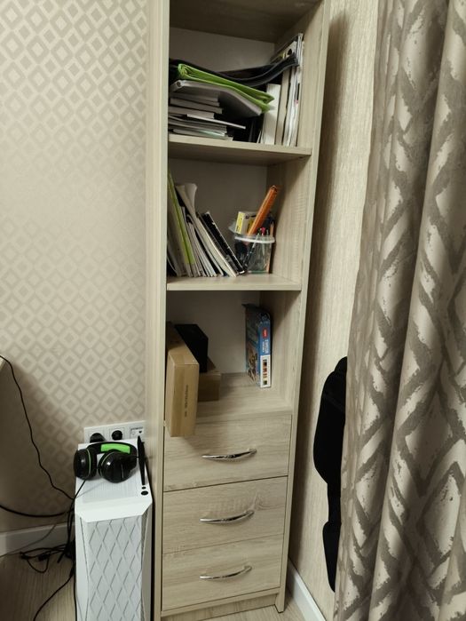 Парта и полка в хорошем состоянии