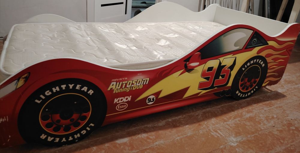 Продам детскую кровать машинку