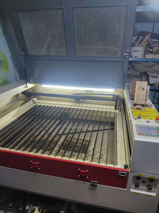 Лазерный гравировальный станок CO2 Ruida.