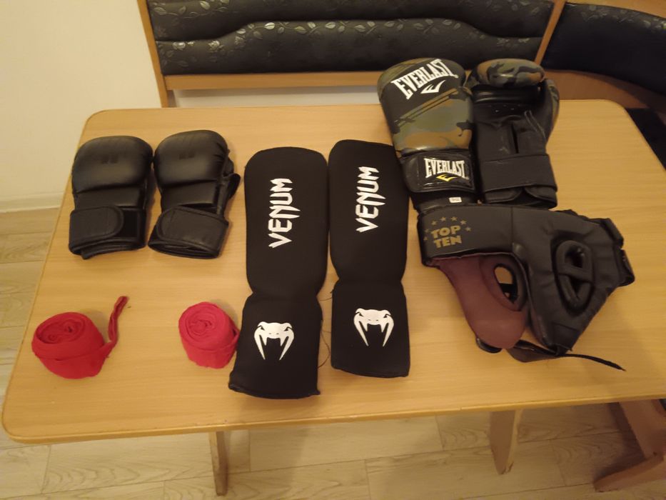 Спортивное снаряжение, шлем, перчатки , черепашки, футы, бинты