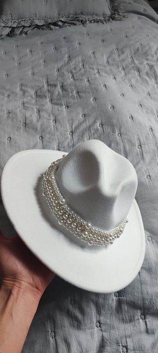 Pălărie alba cu accesorii detașabile