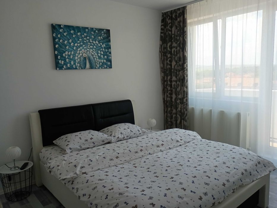 Apartament la cheie cu 2 camere și 2 balcoane complet mobilat și utilat vizavi de piața de zi și Penny. Se acceptă plata în rate