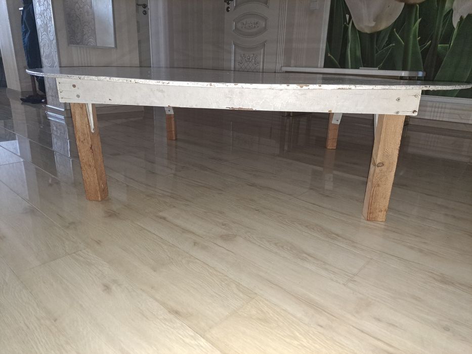 Круглый стол для гостей