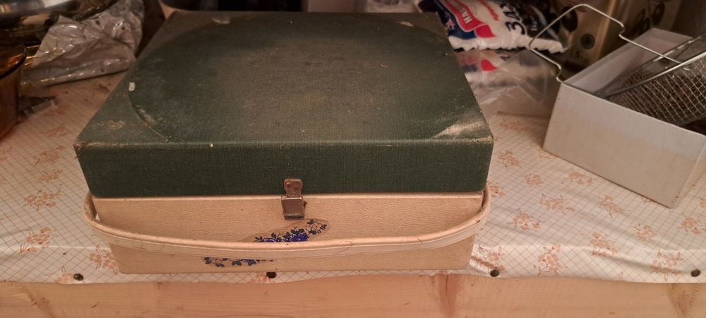 Продавам ретро грамофон и плочи