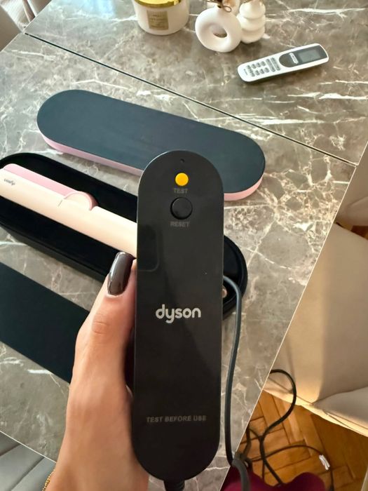 Dyson airstrait - цената подлежи на коментар