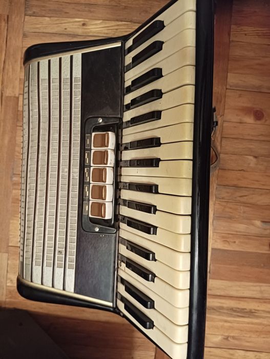 Продаётся аккордеон Weltmeister.
Цена -
