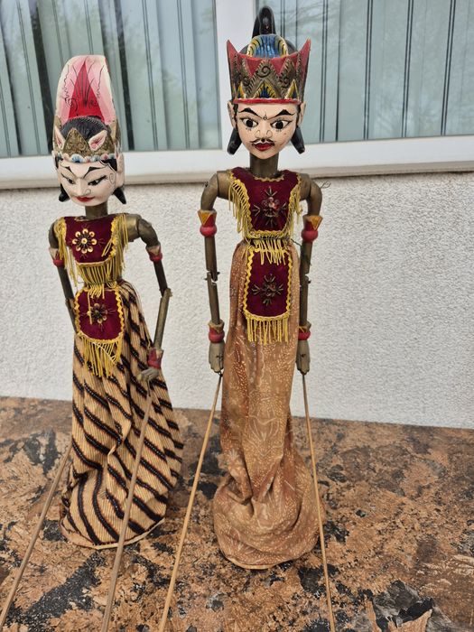 Vând 2 papusi statuiete lemn,scluptate,pictate manual ,Made Indonezia