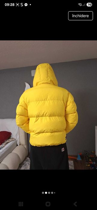 Geaca puffer Tommy  are defeect la maneci se vede in poza