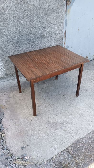 Письменный стол в хорошем состоянии