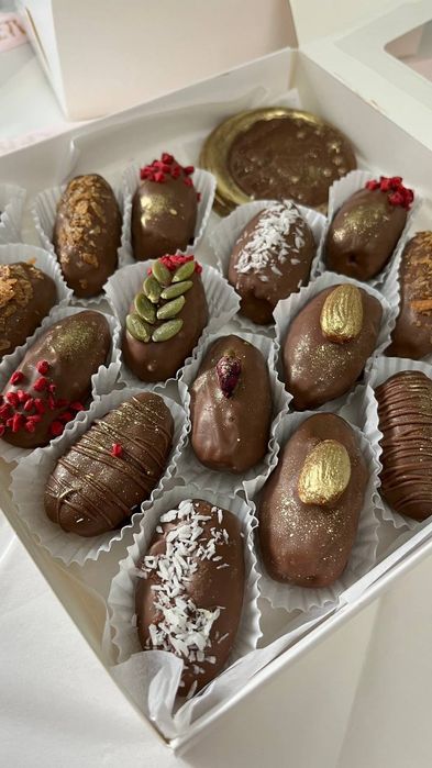 Клубника, финики в шоколаде