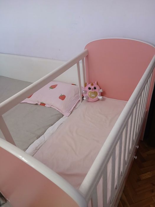 Детска кошара с люлеещ механизъм и матрак.